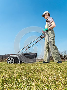 Gagdeber scarifying lawn