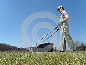 Lawn scarifying