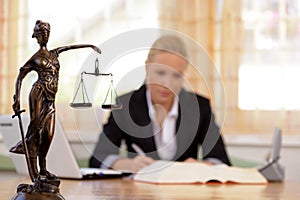 Un joven abogado, que está sentado en su escritorio en la oficina.