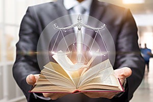 Právník ukazuje kniha a váhy z spravedlnost  