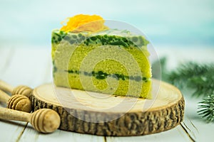 Layer green pandan chiffon cake and pandan short vermicelli topping with Foi thong
