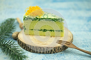 Layer green pandan chiffon cake and pandan short vermicelli topping with Foi thong