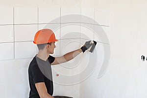 Laying ceramic tiles on a wall