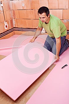 Laying the floor insulation layer in a new house