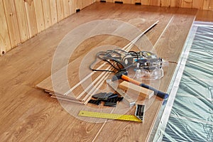 Laying laminate covering on heat-insulated floor