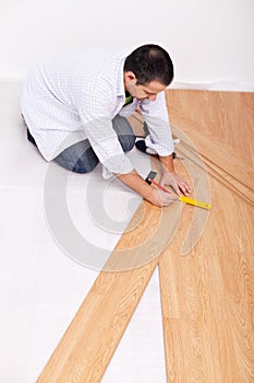 Laying laminate flooring