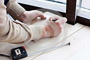 Laying laminate flooring