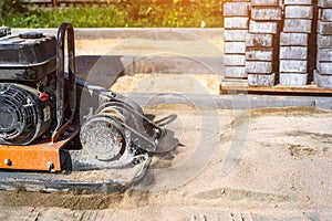 Laying paving slabs using a vibrator photo