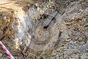 Laying a polyethylene water pipe in a trench