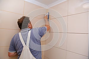 After laying the tiles on the wall, you must fill the spaces between the tiles, a special cement mass or fugue.