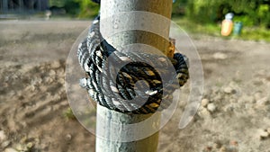 Layout of rope entanglement on iron pole