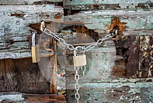 ÃÅ¾ld-fashioned closed with a chain