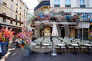 Le Bon Pecheur is corner cafe decorated with flowers. It located near the district of Chatelet in 1st district of Paris.