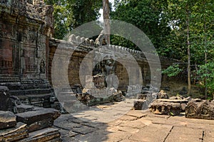 Le mur d`enceinte de la faÃ§ade nord avec une statue au temple Preah Khan dans le domaine des temples de Angkor, au Cambodge
