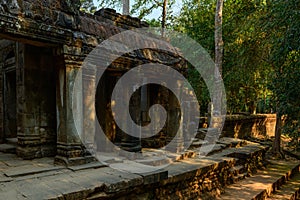 Le mur de l`entrÃ©e de la faÃ§ade ouest du temple Ta Prohm dans le domaine des temples de Angkor, au Cambodge