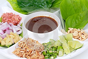 Leaf-Wrapped Bite-Size Appetizer, Miang Kum