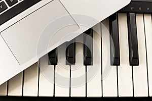 Learning music with keyboard and computer