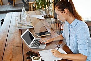 Lo studio lo studio. una donna portatile sul bar per affari 