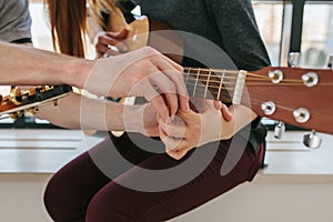 Learning to play the guitar. Music education and extracurricular lessons