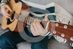 Learning to play the guitar. Music education and extracurricular lessons