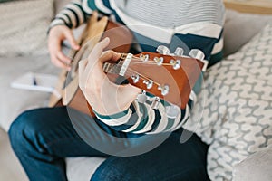 Learning to play the guitar. Music education and extracurricular lessons