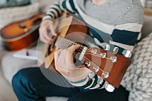 Learning to play the guitar. Music education and extracurricular lessons