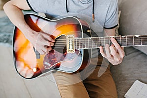 Learning to play the guitar. Music education and extracurricular lessons