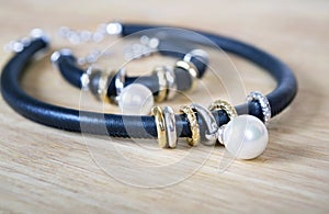Leather necklace and bracelet with pearl.