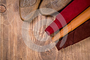 Piel en rollos de pan a zapato tiene una duración sobre el de madera. piel vasos. copiar espacio 
