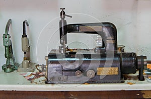 Leather skiving machine