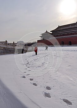 Leaves footprints in the Forbidden City after snowfall