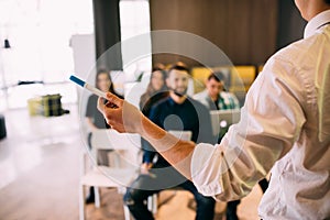 Una lectura a capacitación en la tienda oficina blanco un colegas. concentrarse sobre el manos de altoparlante 