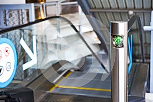 LED green light arrow Signage stainless pole in front of escalator sign the passenger the right way up and down