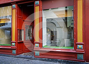 Mit Holz verkleidetes Schaufenster einer leerstehenden Gewerbeimmobilie photo