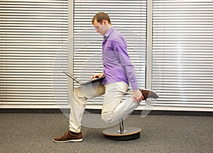 Leg exercise during office work