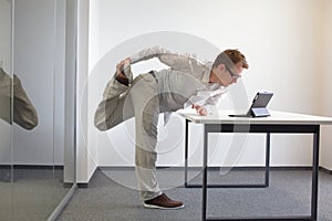 Leg stretching during office work