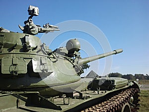 Legki tank T-64 w sÅ‚oneczny dzieÅ„