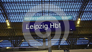 Leipzig, Germany. Leipzig Hauptbahnhof innen am Abend zur Weihnachtszeit. Leipziger Hauptbahnhof weihnachtlich