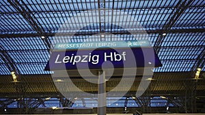 Leipzig, Germany. Leipzig Hauptbahnhof innen am Abend zur Weihnachtszeit. Leipziger Hauptbahnhof weihnachtlich