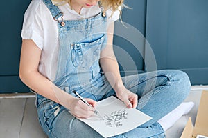 Leisure art talent expression girl drawing picture