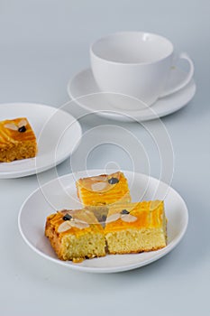 Lekkker Holland cake served with slices.