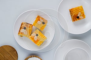 Lekkker Holland cake served with slices.