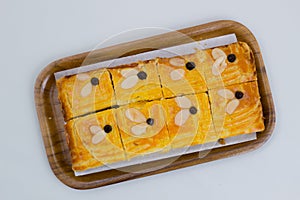 Lekkker Holland cake served with slices.