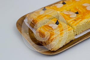 Lekkker Holland cake served with slices.