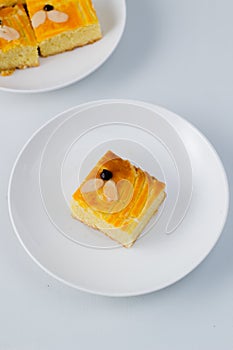 Lekkker Holland cake served with slices. The cake's real name is Dutch Buttercake or Boterkoek