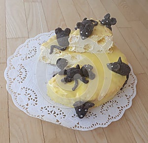 Lemon cake for children: mouse and cheese homemade decor