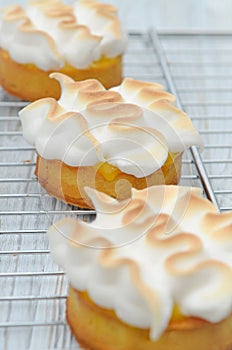 Lemon cake with Italian meringue