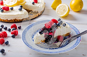 Lemon cheesecake with berries