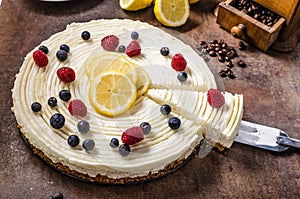 Lemon cheesecake with berries