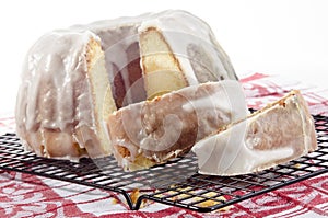 Lemon gugelhupf with icing sugar